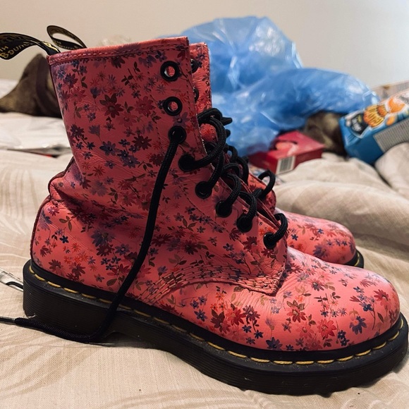 Pink floral Dr. Martens boots - Picture 1 of 1